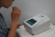 【2】チューブをくわえて45秒、口臭の元揮発性硫黄化物（VSC）を自動測定します。